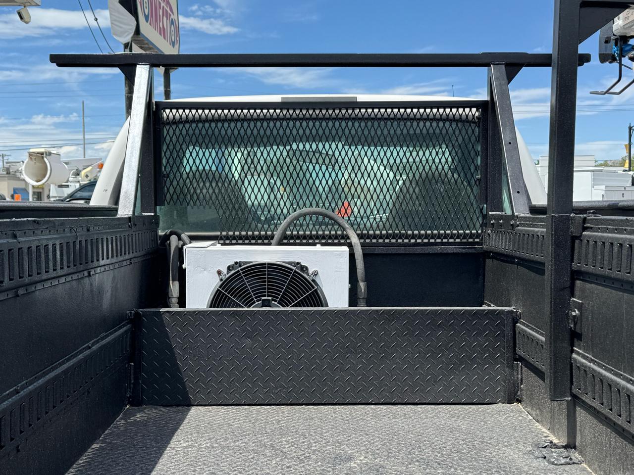Ford Super Duty F-450 DRW Reg Cab 141" WB 60" CA XLT 2002