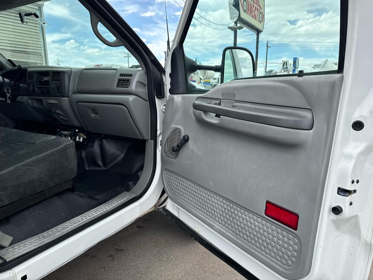 Ford Super Duty F-450 DRW Reg Cab 141" WB 60" CA XLT 2002