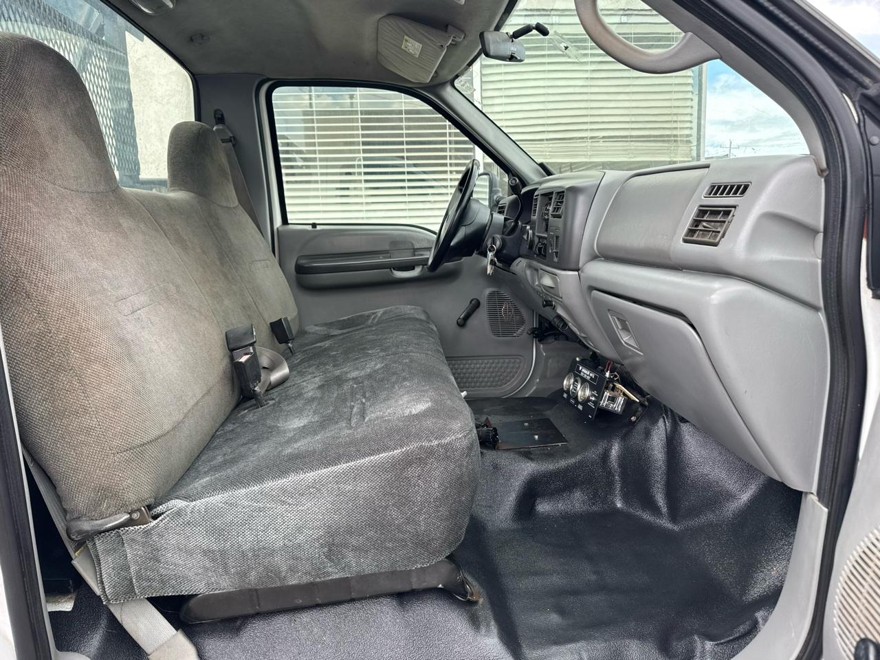 Ford Super Duty F-450 DRW Reg Cab 141" WB 60" CA XLT 2002