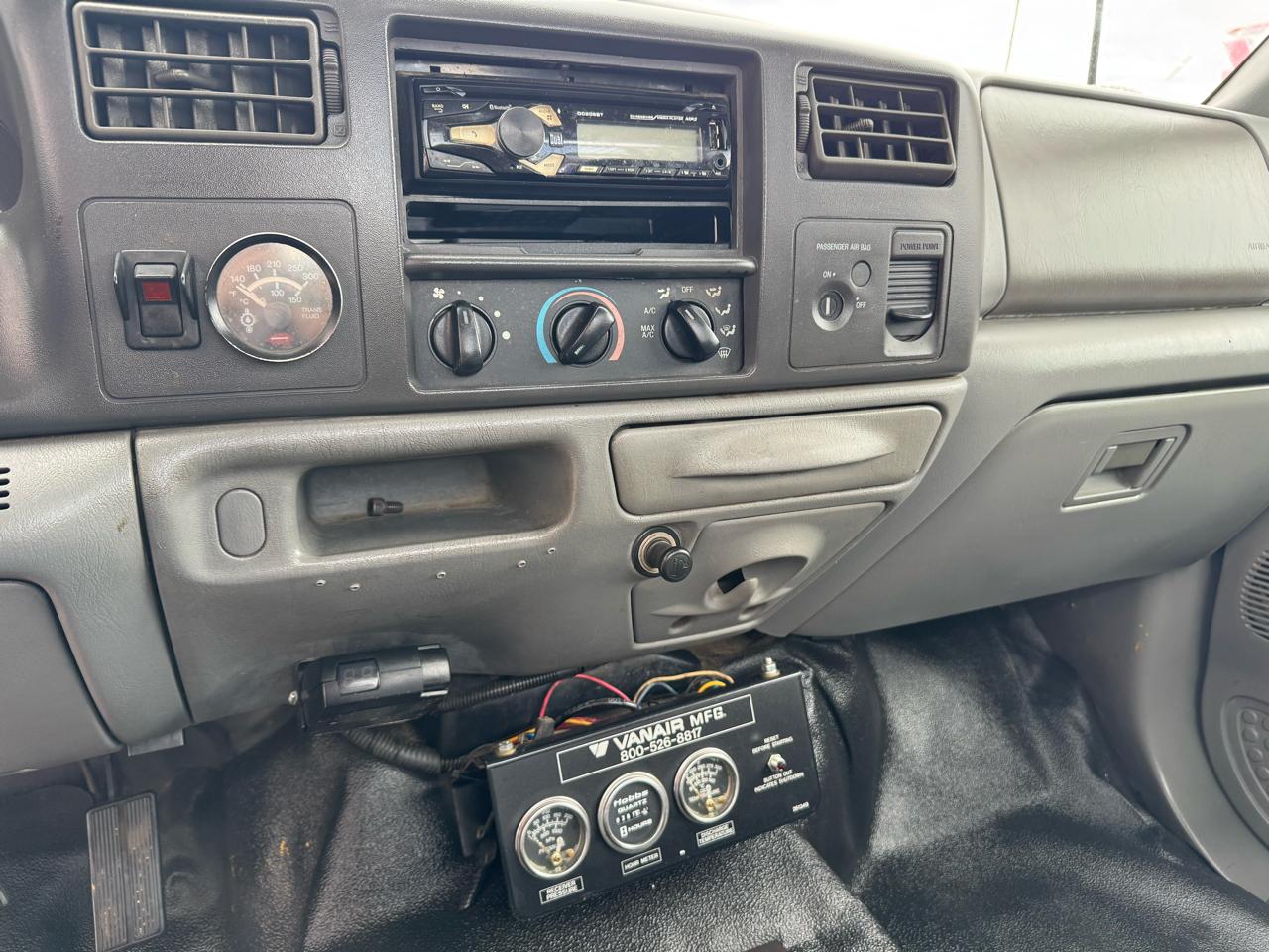 Ford Super Duty F-450 DRW Reg Cab 141" WB 60" CA XLT 2002