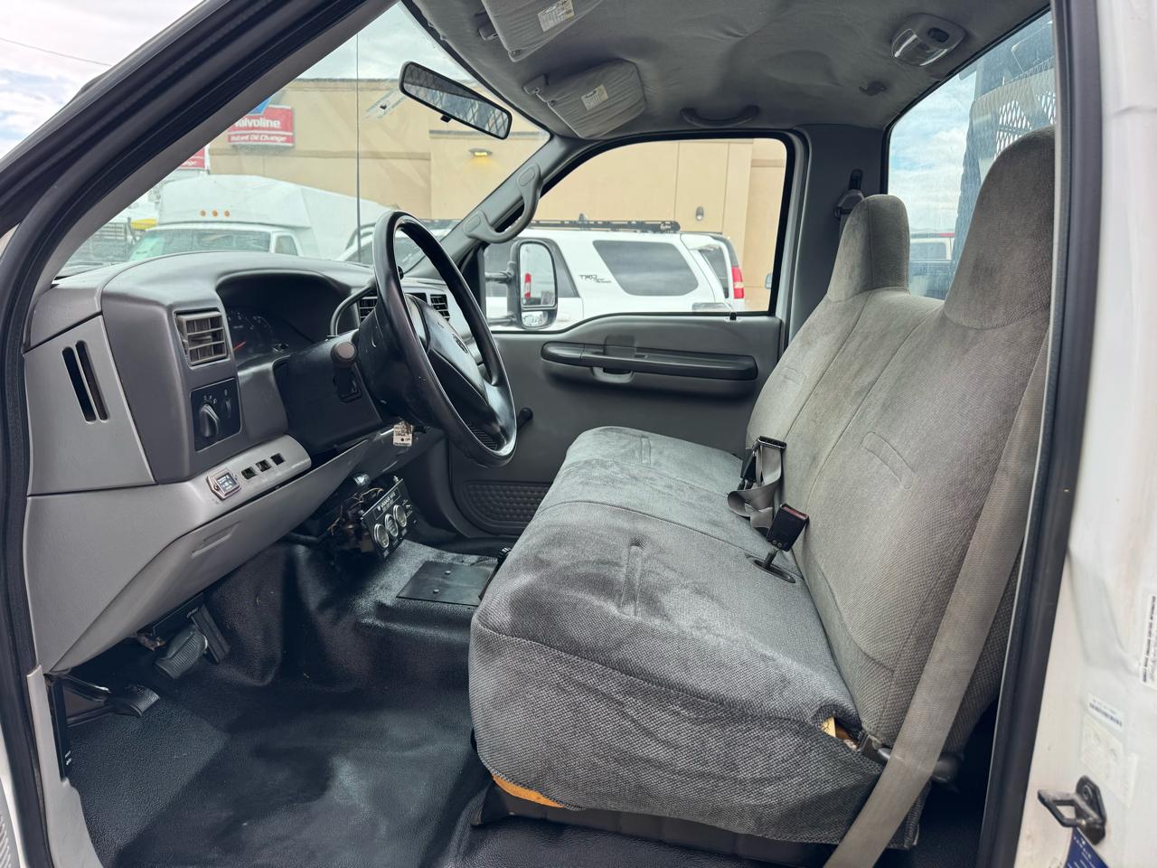 Ford Super Duty F-450 DRW Reg Cab 141" WB 60" CA XLT 2002