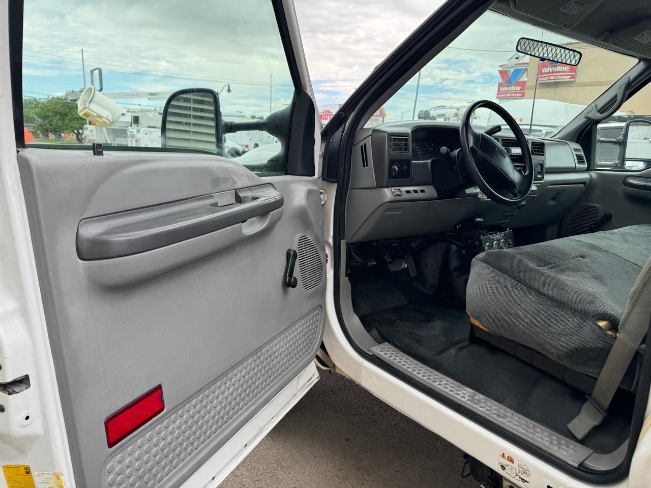 Ford Super Duty F-450 DRW Reg Cab 141" WB 60" CA XLT 2002