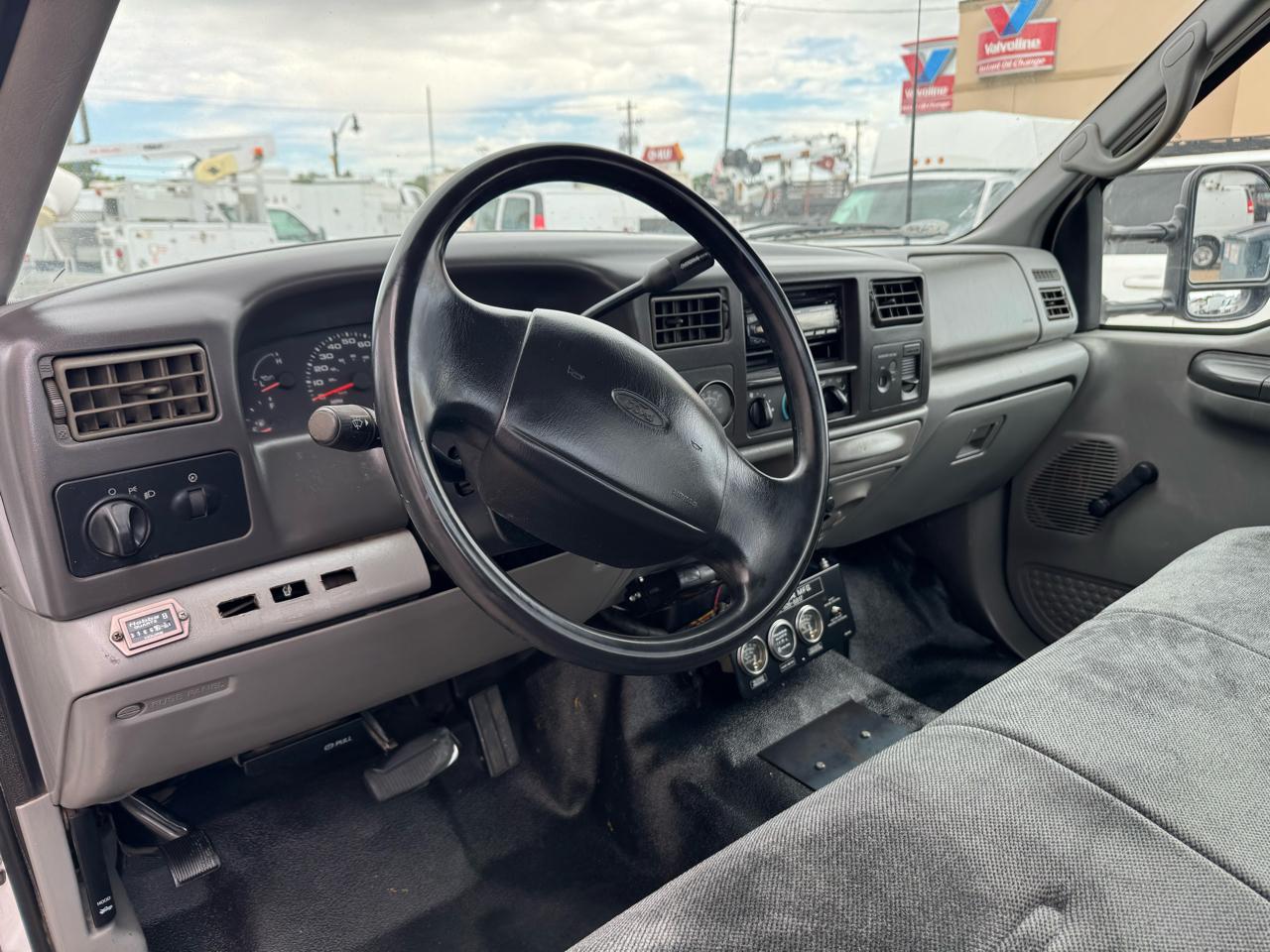 Ford Super Duty F-450 DRW Reg Cab 141" WB 60" CA XLT 2002