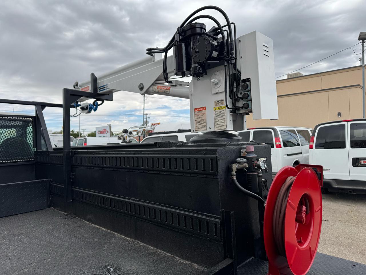 Ford Super Duty F-450 DRW Reg Cab 141" WB 60" CA XLT 2002