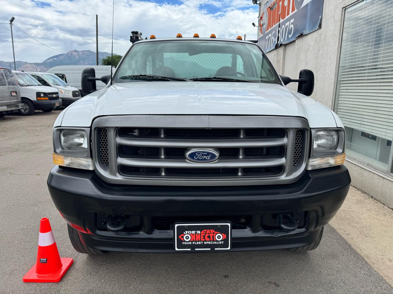 Ford Super Duty F-450 DRW Reg Cab 141" WB 60" CA XLT 2002