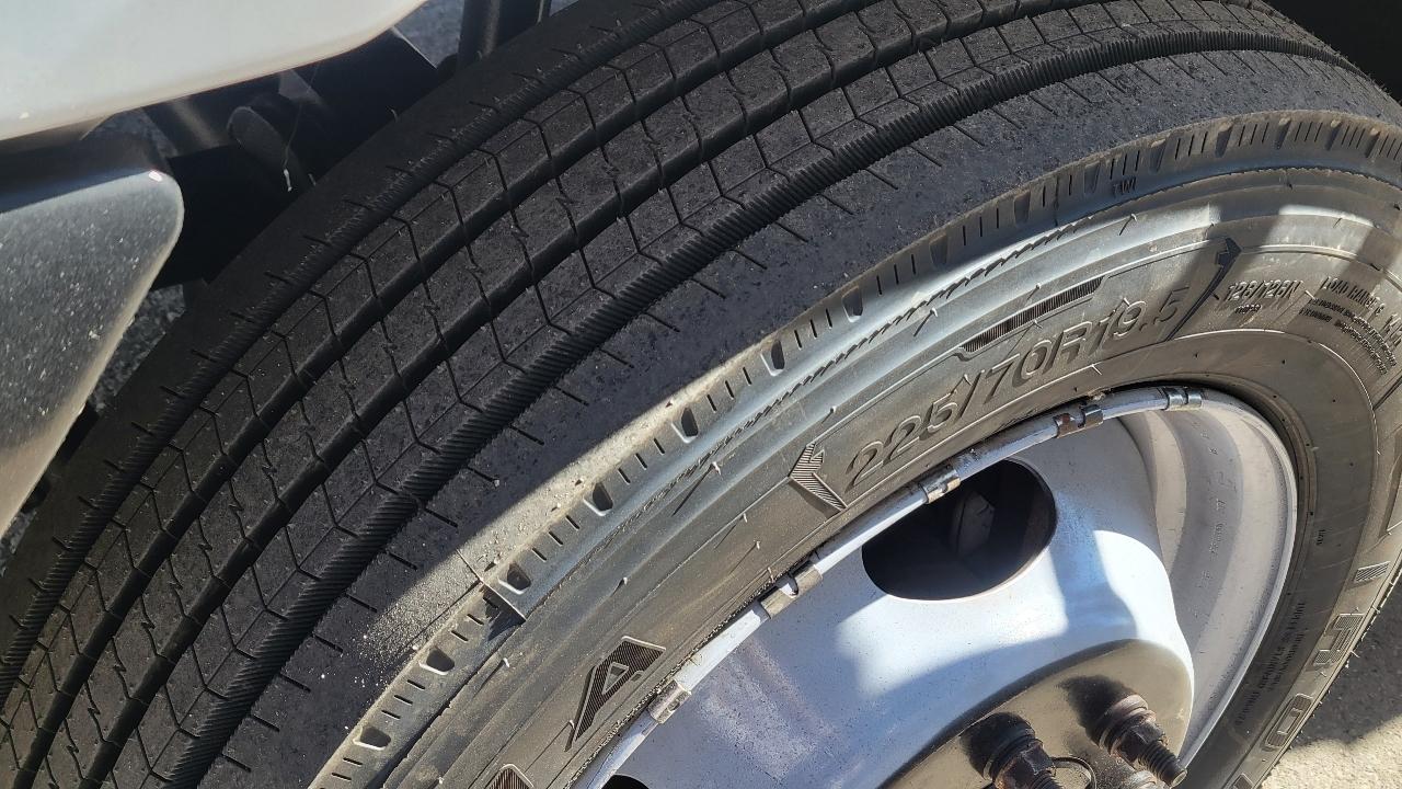 Ford Super Duty F-450 DRW Reg Cab 141" WB 60" CA XLT 2002