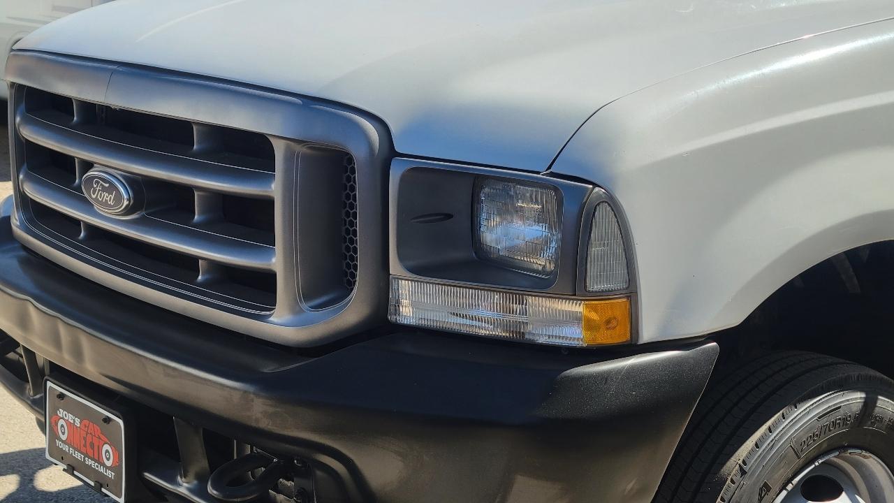Ford Super Duty F-450 DRW Reg Cab 141" WB 60" CA XLT 2002