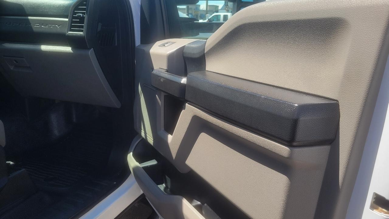 Ford Super Duty F-450 DRW XLT 4WD Reg Cab 169" WB 84" CA 2017
