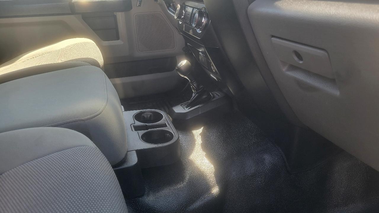 Ford Super Duty F-450 DRW XLT 4WD Reg Cab 169" WB 84" CA 2017