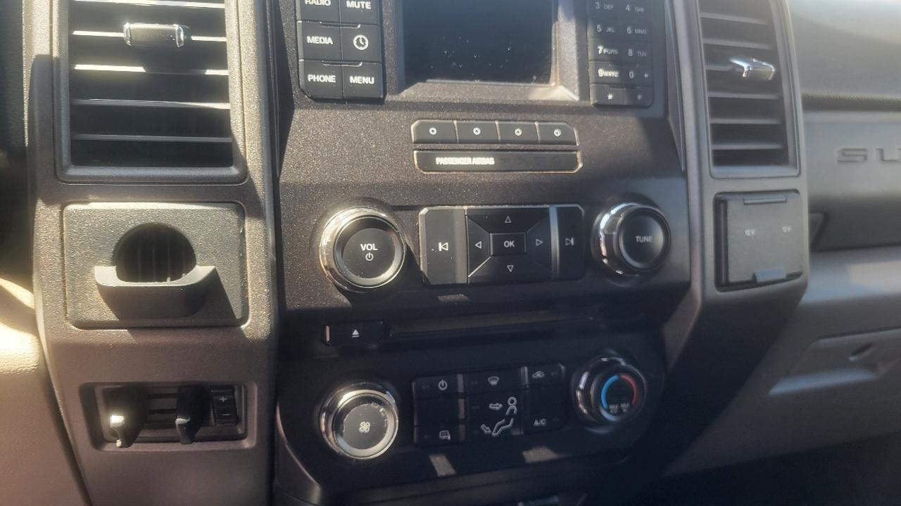Ford Super Duty F-450 DRW XLT 4WD Reg Cab 169" WB 84" CA 2017