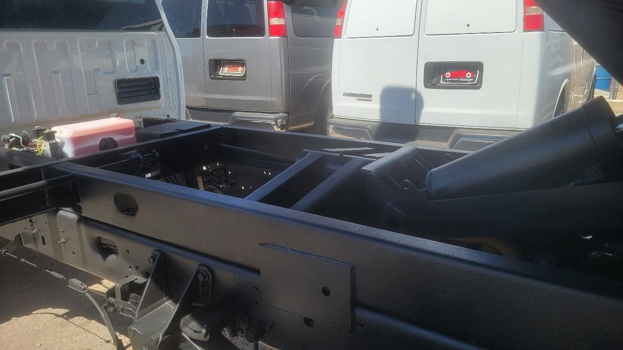 Ford Super Duty F-450 DRW XLT 4WD Reg Cab 169" WB 84" CA 2017