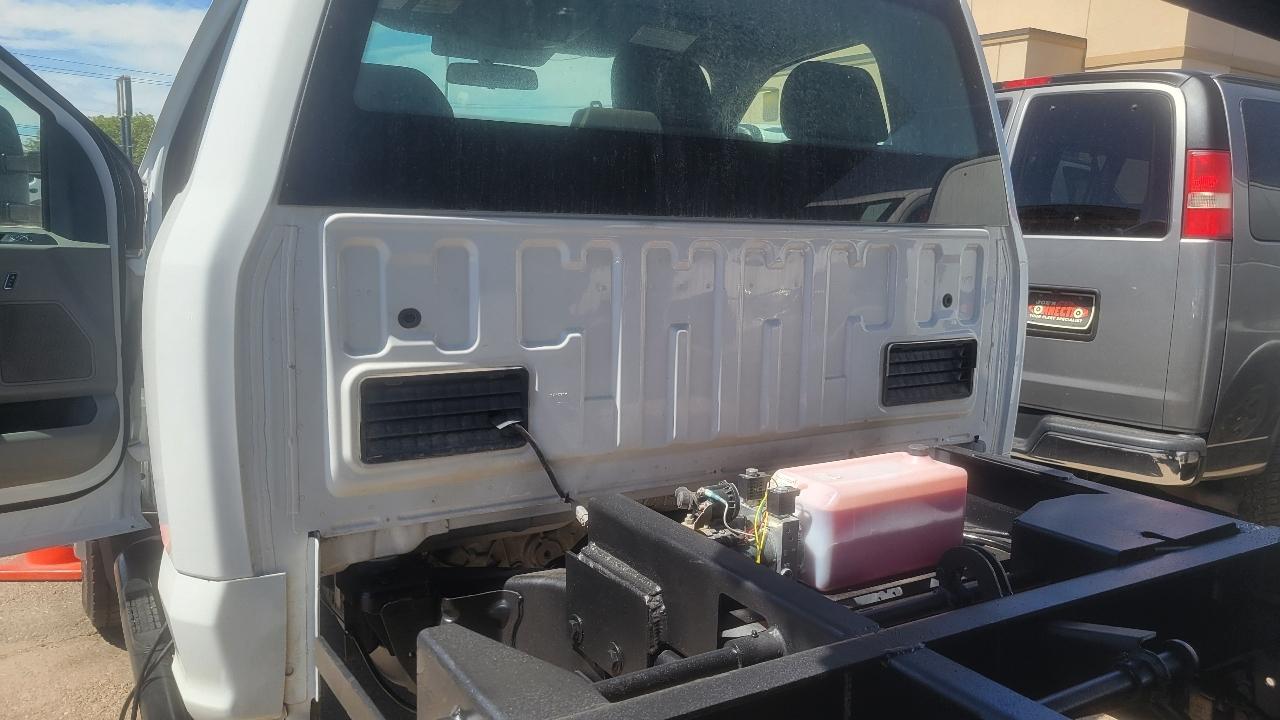 Ford Super Duty F-450 DRW XLT 4WD Reg Cab 169" WB 84" CA 2017