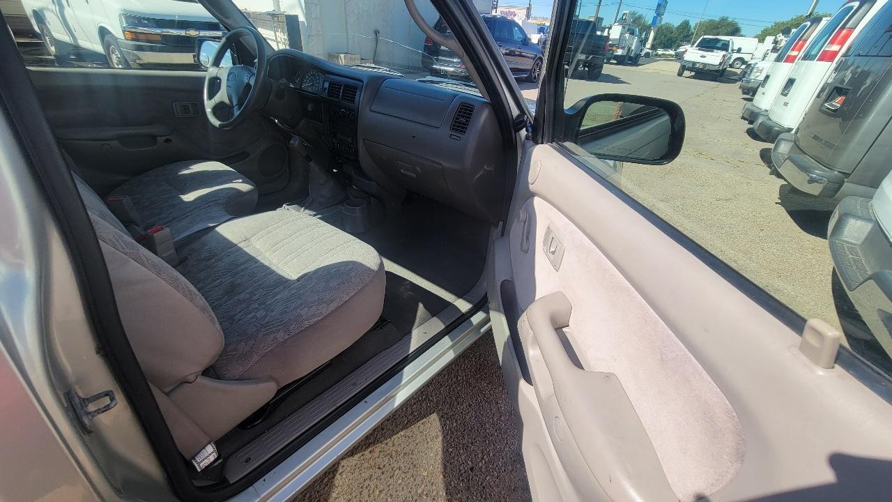 Toyota Tacoma Reg Cab Manual (Natl) 2004