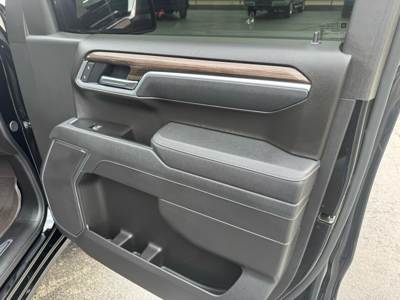 Chevrolet Silverado 1500 4WD Crew Cab 147" LT w/1LT 2025