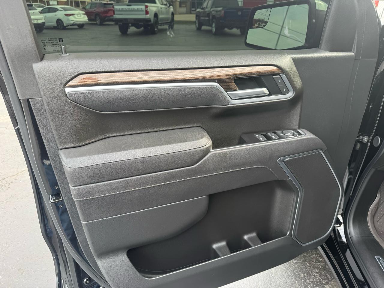 Chevrolet Silverado 1500 4WD Crew Cab 147" LT w/1LT 2025