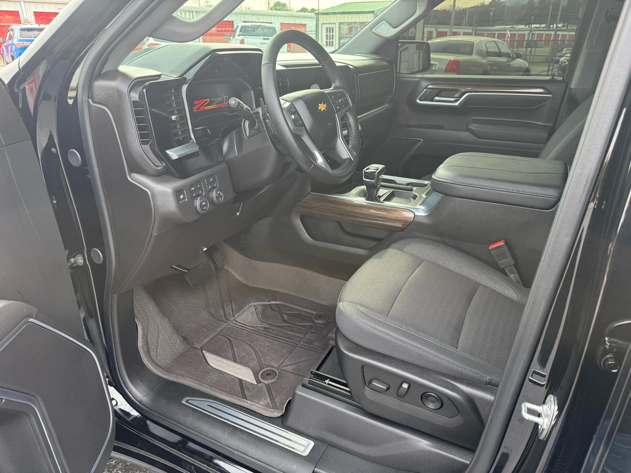 Chevrolet Silverado 1500 4WD Crew Cab 147" LT w/1LT 2025