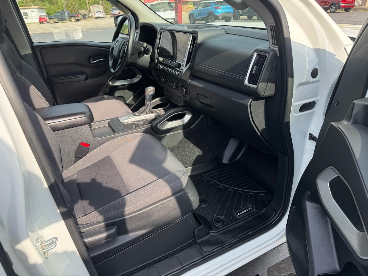 Nissan Frontier Crew Cab 4x4 SV 2025