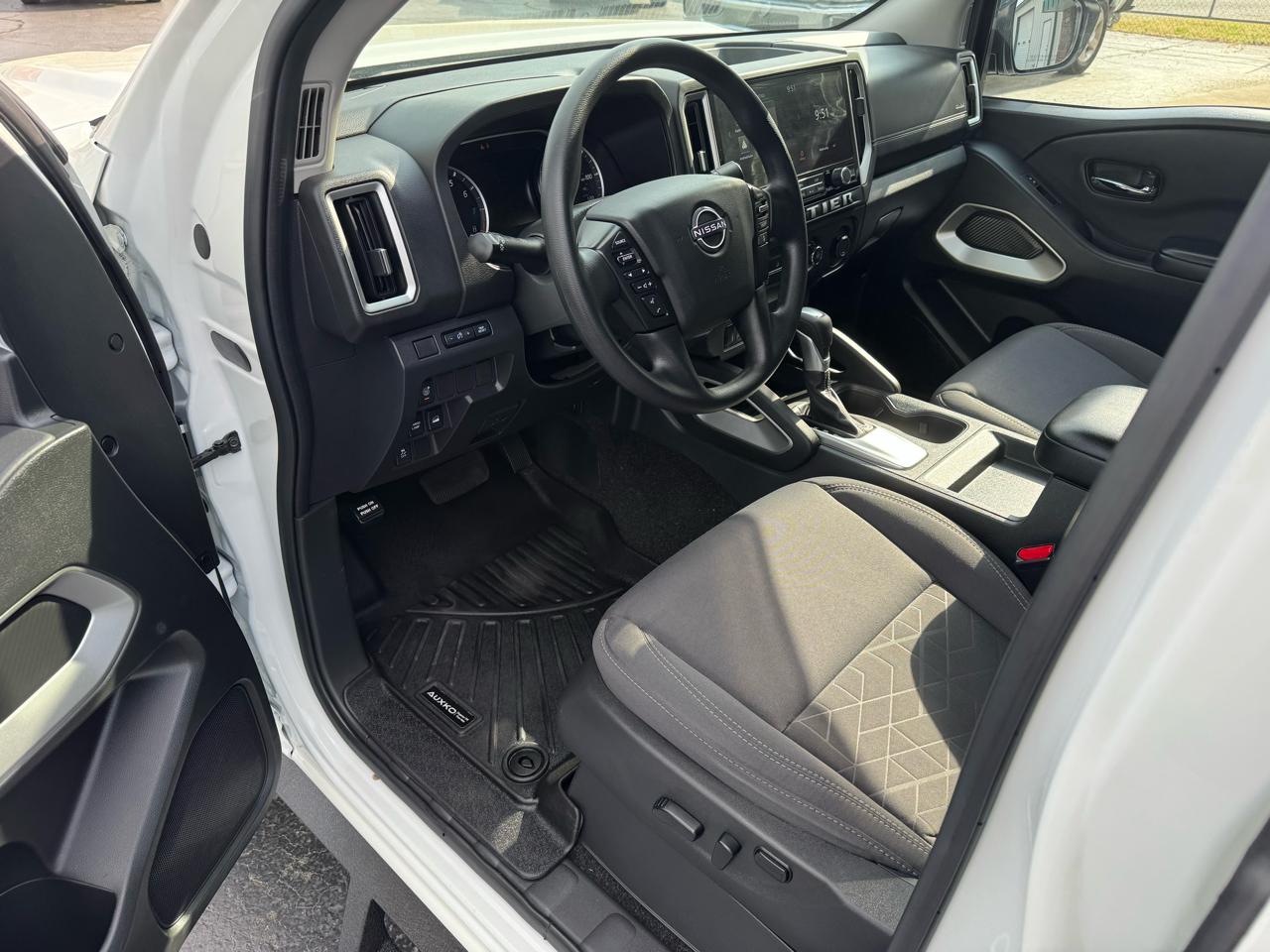 Nissan Frontier Crew Cab 4x4 SV 2025