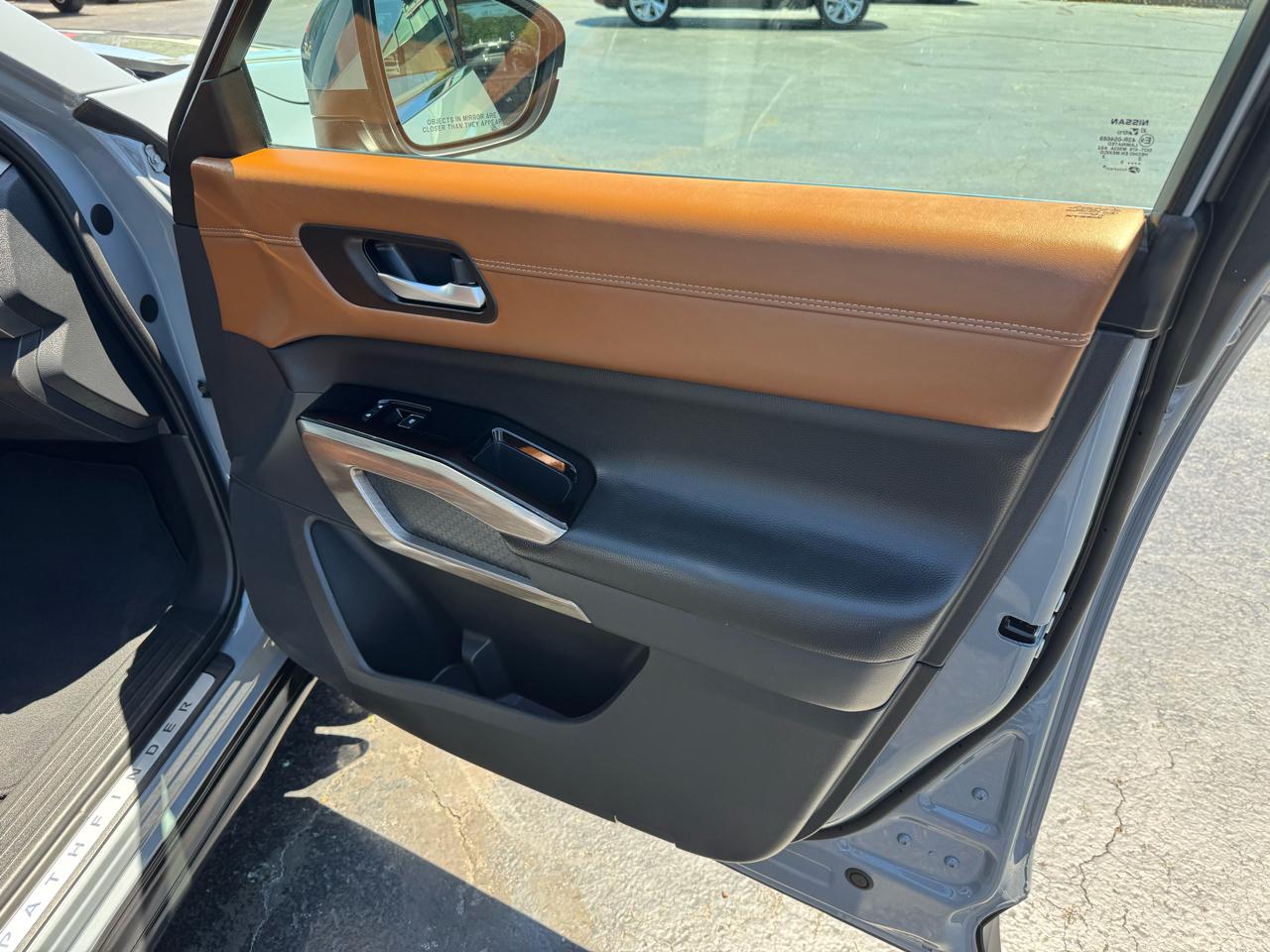 Nissan Pathfinder Platinum 2WD 2025