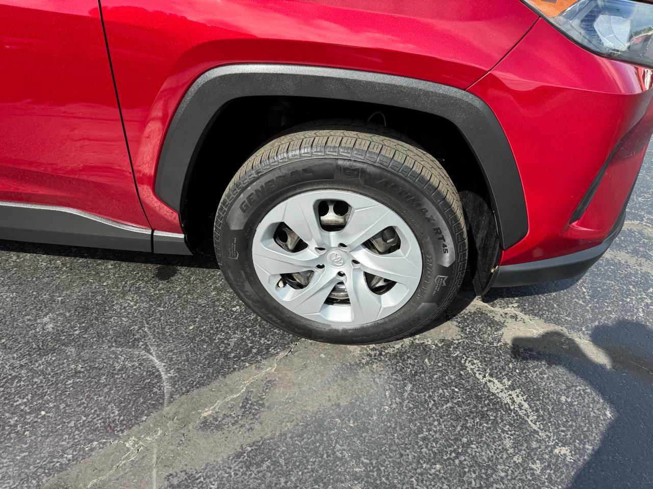 Toyota RAV4 LE FWD (Natl) 2019