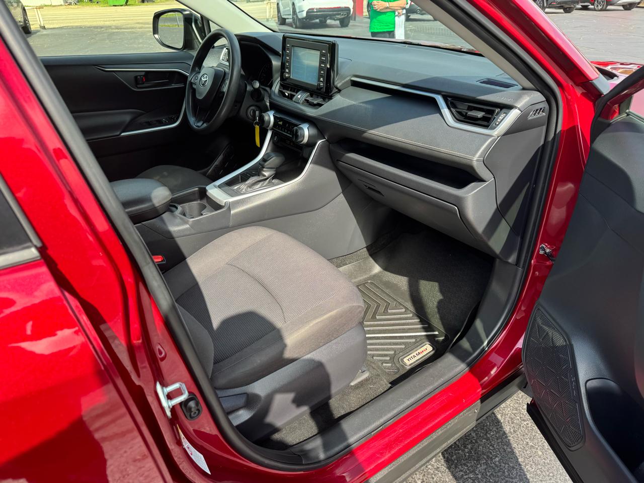 Toyota RAV4 LE FWD (Natl) 2019