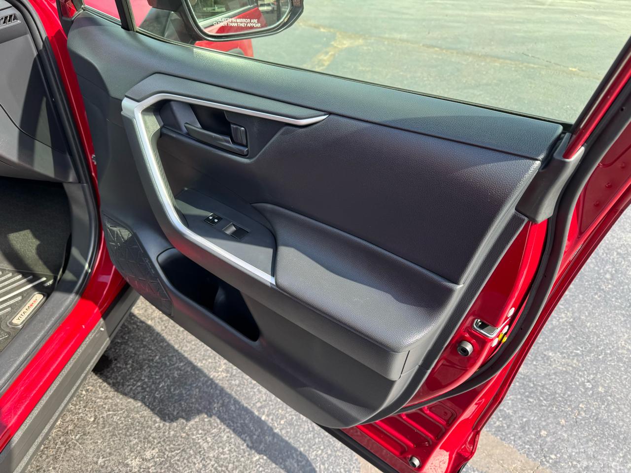 Toyota RAV4 LE FWD (Natl) 2019