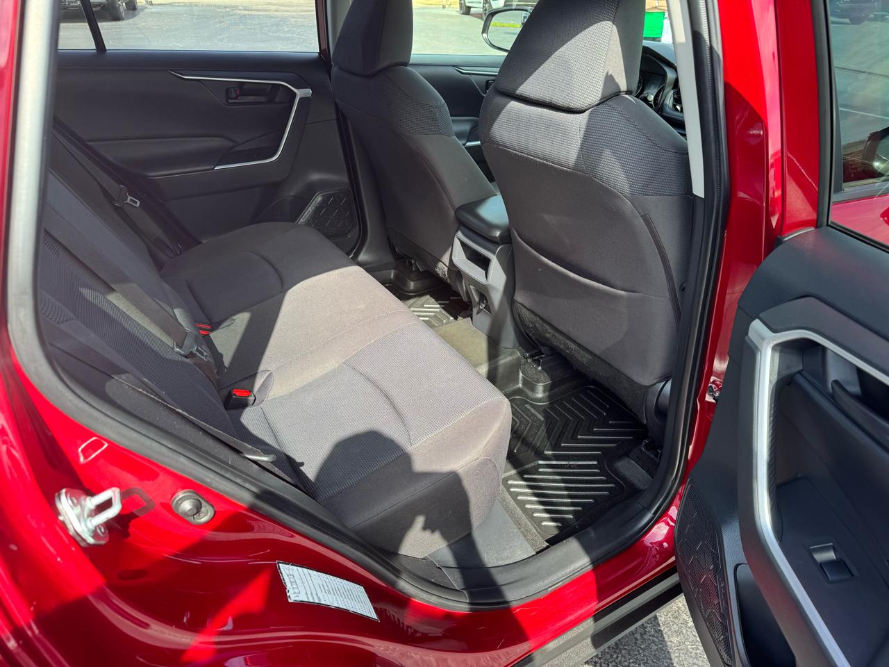 Toyota RAV4 LE FWD (Natl) 2019