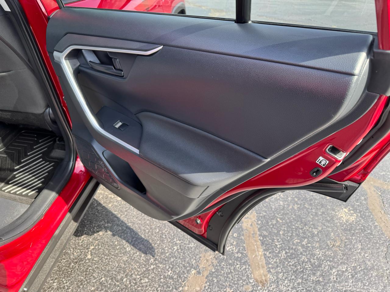 Toyota RAV4 LE FWD (Natl) 2019