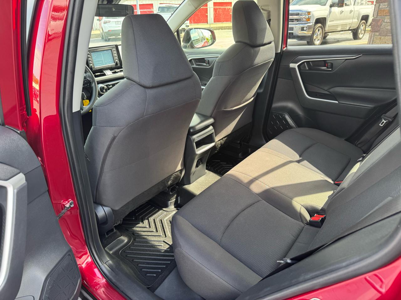 Toyota RAV4 LE FWD (Natl) 2019