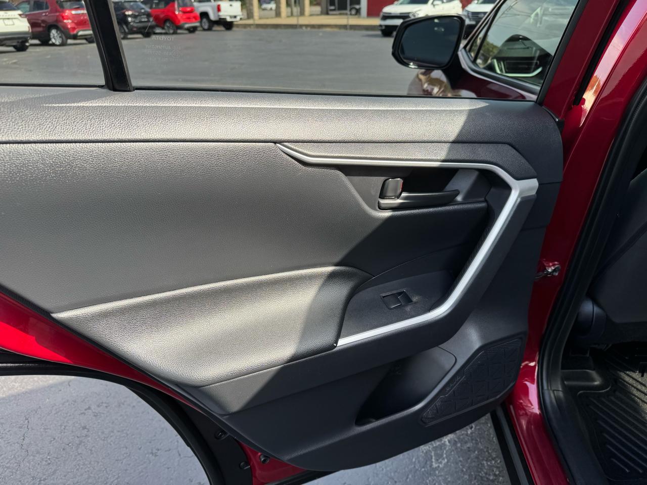 Toyota RAV4 LE FWD (Natl) 2019