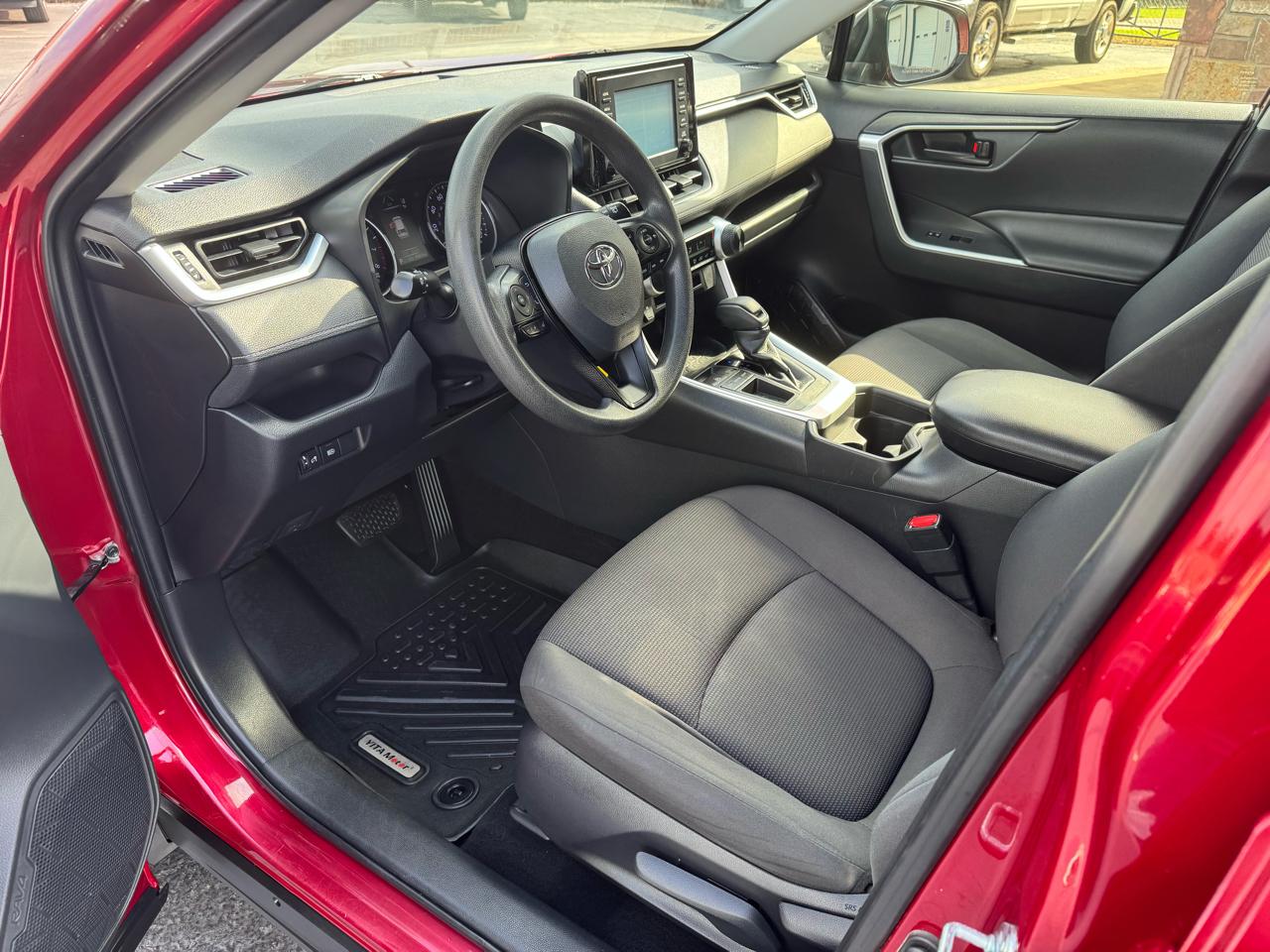 Toyota RAV4 LE FWD (Natl) 2019