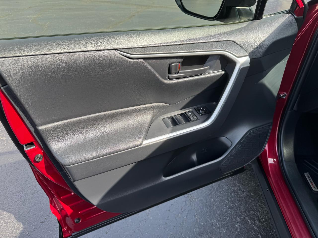 Toyota RAV4 LE FWD (Natl) 2019