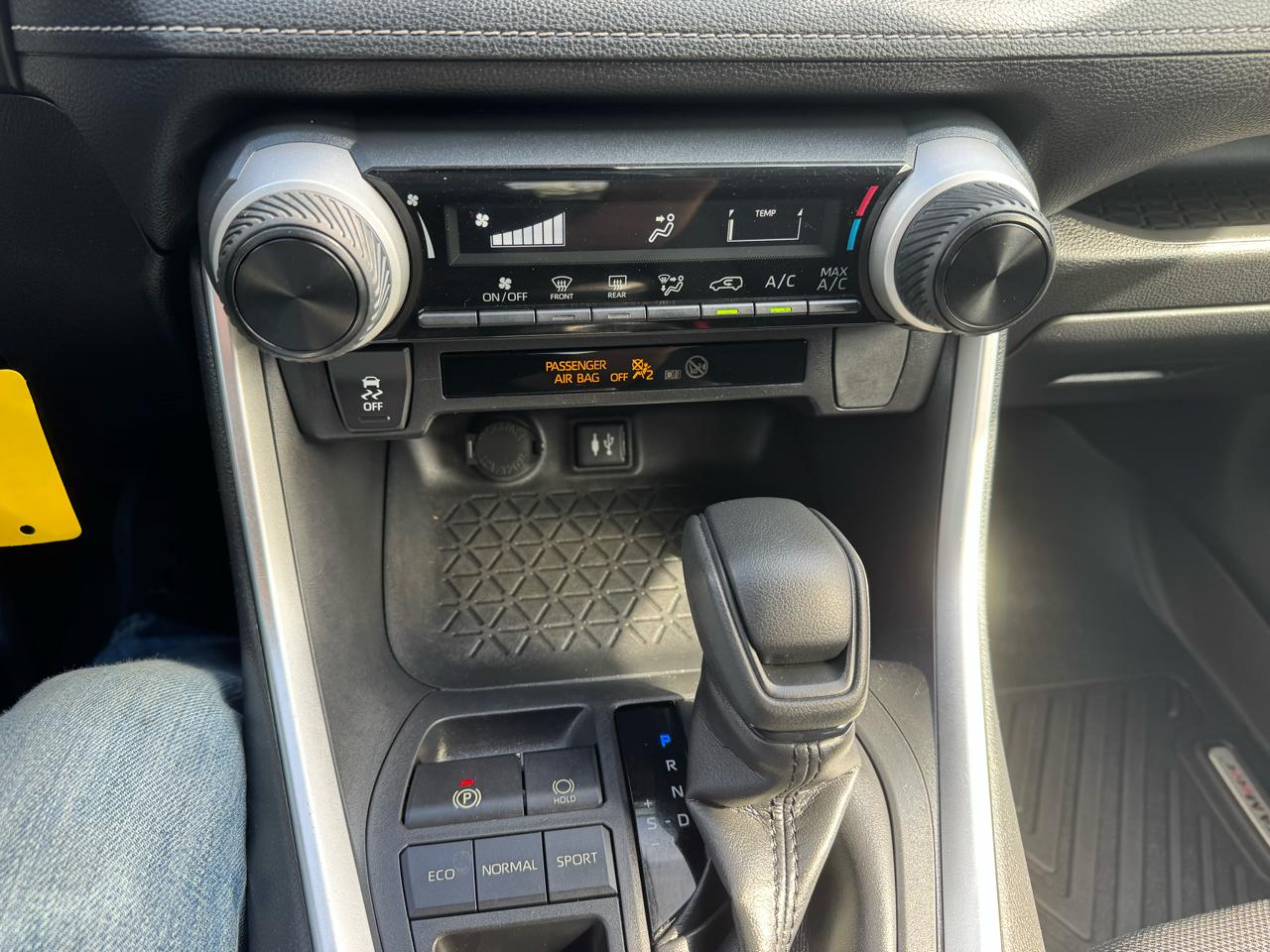 Toyota RAV4 LE FWD (Natl) 2019