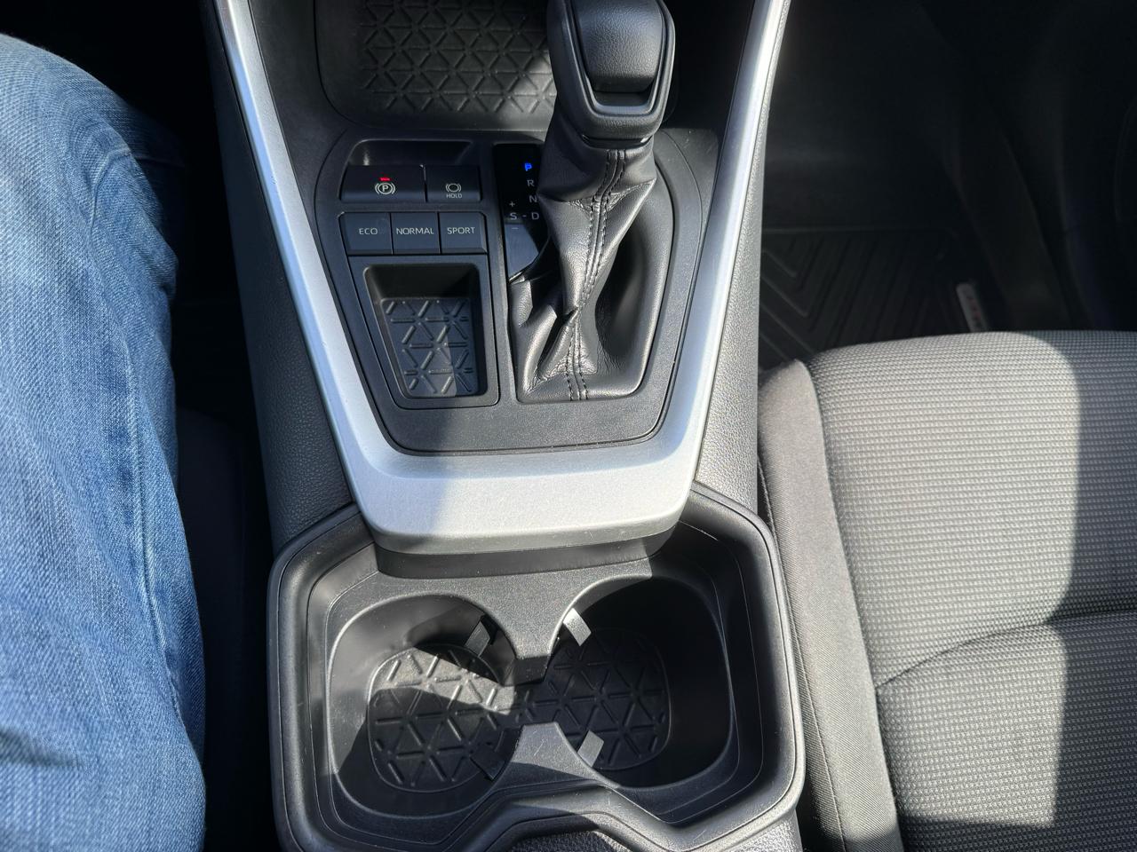 Toyota RAV4 LE FWD (Natl) 2019