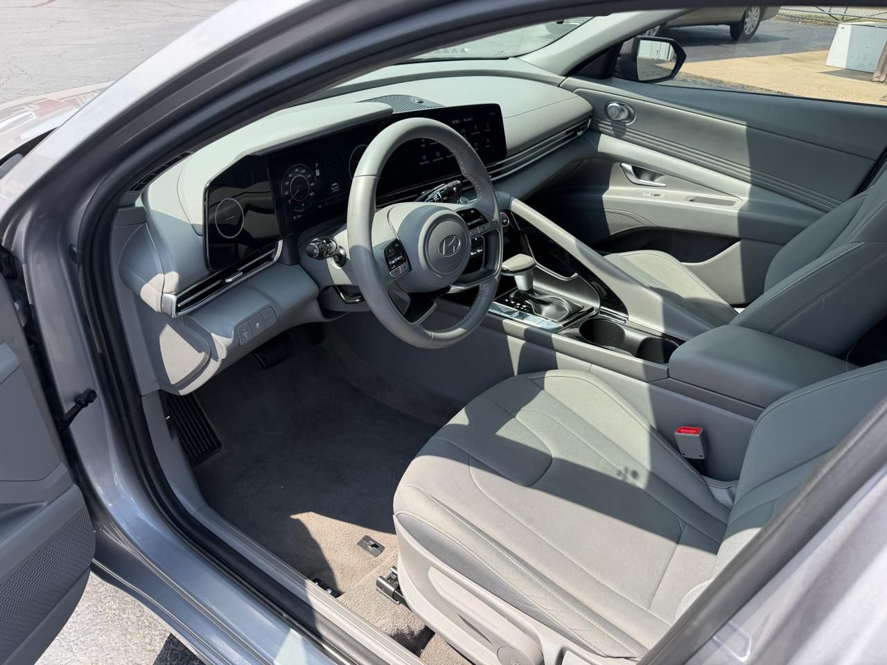 Hyundai Elantra SEL Convenience IVT 2025