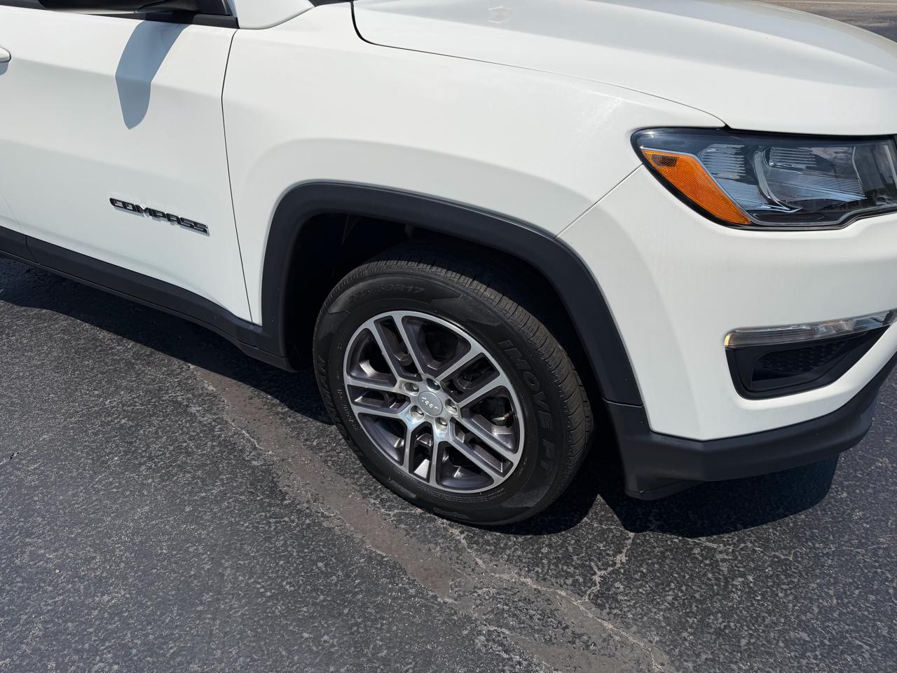 Jeep Compass Latitude w/Sun/Wheel Pkg FWD 2019