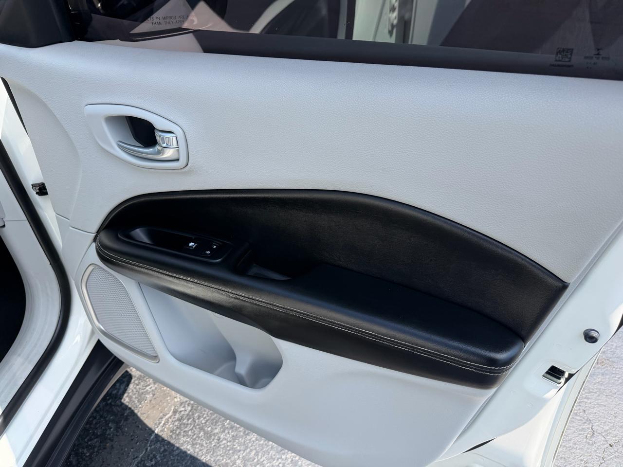 Jeep Compass Latitude w/Sun/Wheel Pkg FWD 2019