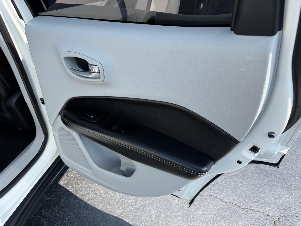 Jeep Compass Latitude w/Sun/Wheel Pkg FWD 2019