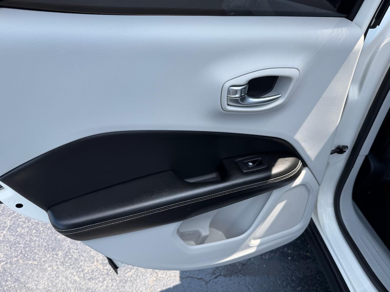 Jeep Compass Latitude w/Sun/Wheel Pkg FWD 2019
