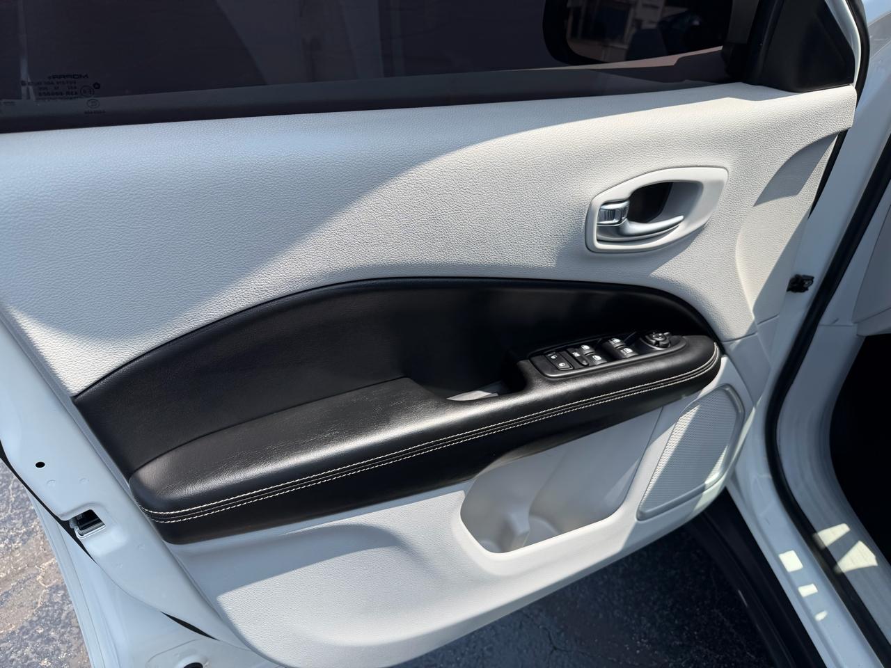 Jeep Compass Latitude w/Sun/Wheel Pkg FWD 2019