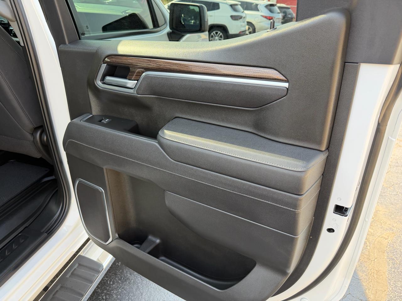 Chevrolet Silverado 1500 4WD Crew Cab 147" RST 2025