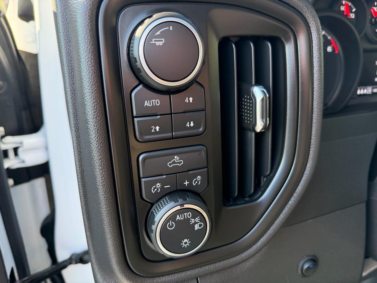 Chevrolet Silverado 1500 4WD Crew Cab 147" Custom Trail Boss 2025