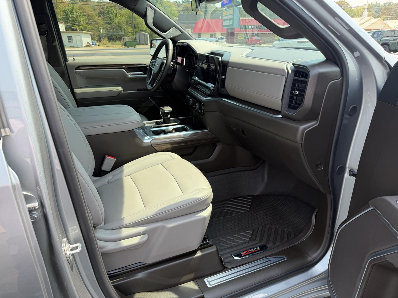Chevrolet Silverado 1500 4WD Crew Cab 147" LT w/1LT 2026