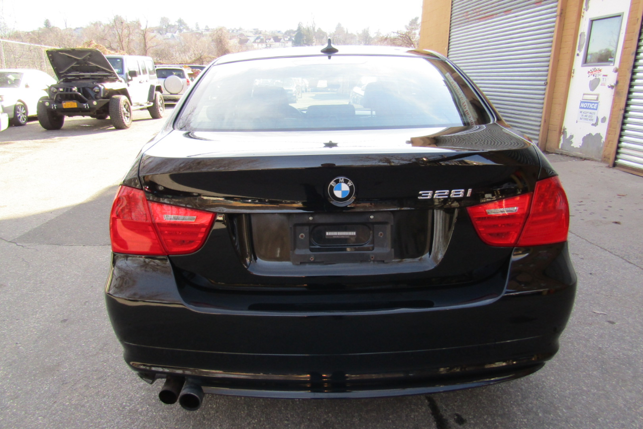 BMW 3 Series 4dr Sdn 328i xDrive AWD 2011