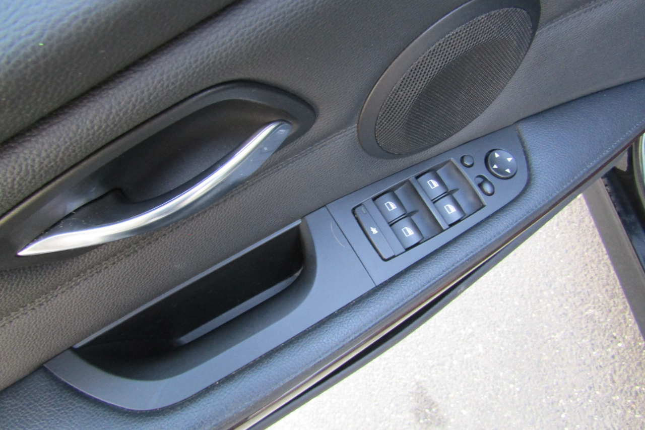 BMW 3 Series 4dr Sdn 328i xDrive AWD 2011