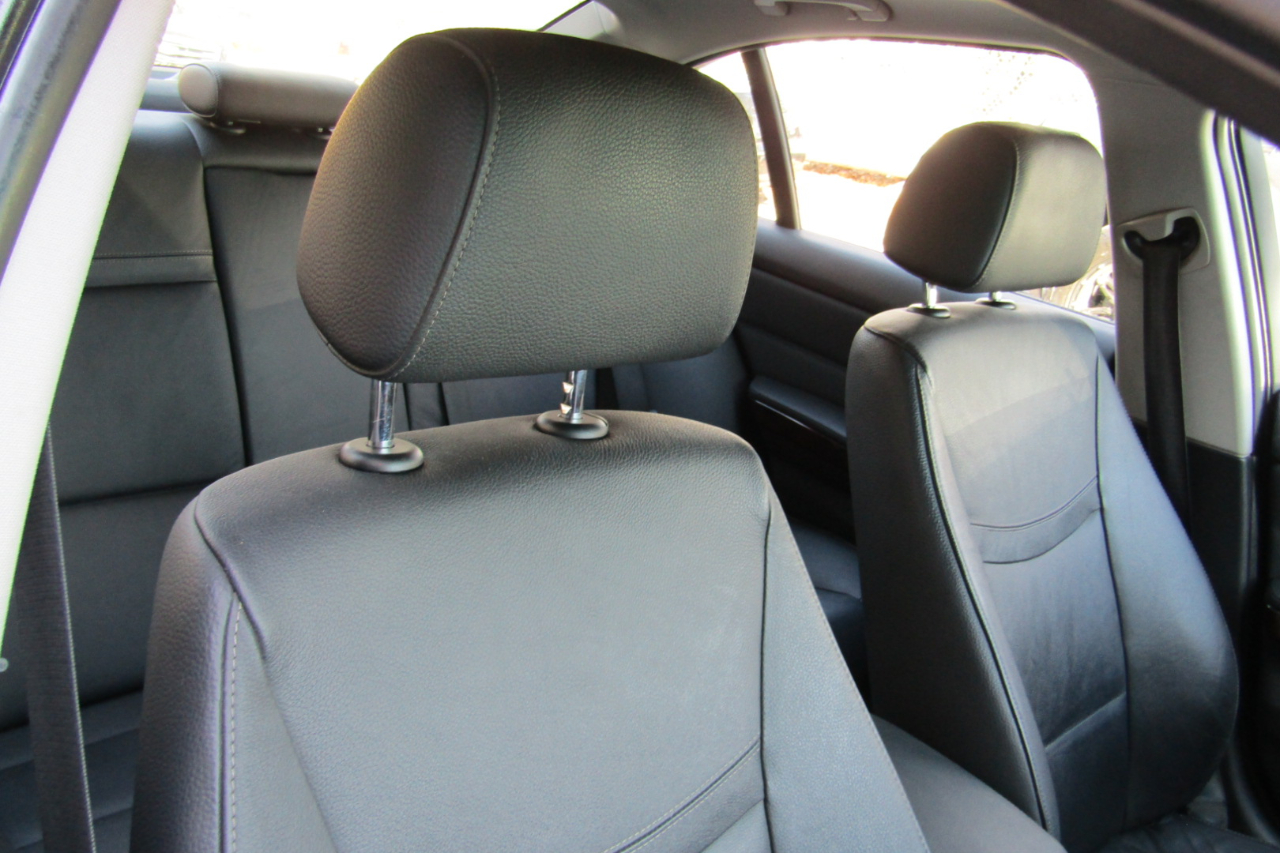 BMW 3 Series 4dr Sdn 328i xDrive AWD 2011