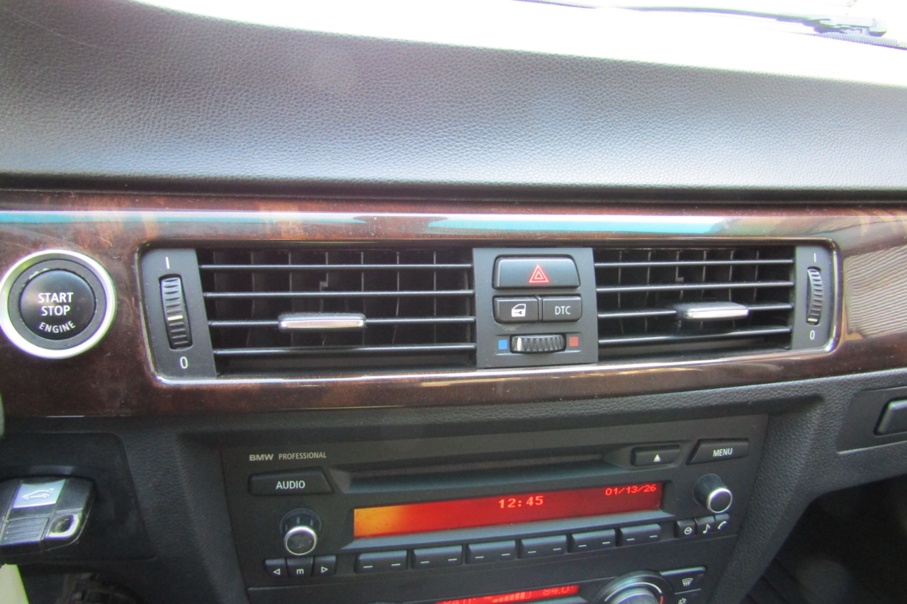 BMW 3 Series 4dr Sdn 328i xDrive AWD 2011