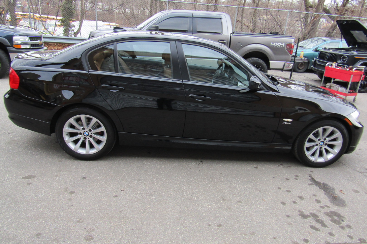 BMW 3 Series 4dr Sdn 328i xDrive AWD SULEV 2011