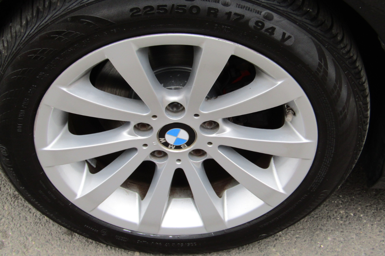 BMW 3 Series 4dr Sdn 328i xDrive AWD SULEV 2011