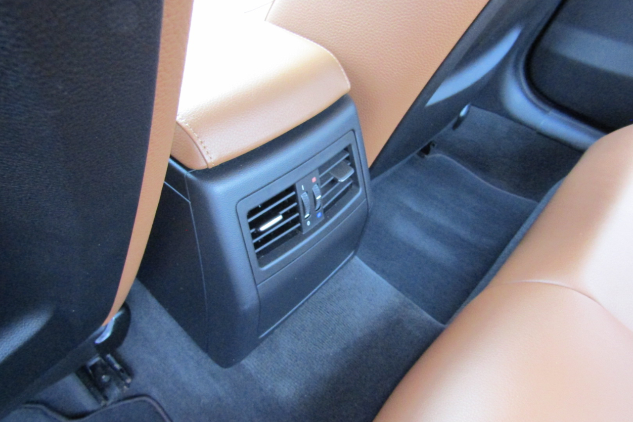 BMW 3 Series 4dr Sdn 328i xDrive AWD SULEV 2011